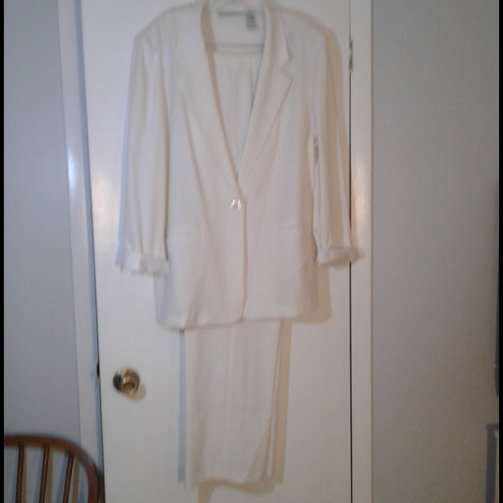 Sag Harbor white pant suit